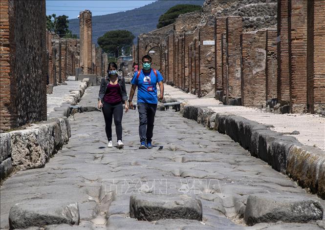 Khách thăm quan khu di tích Pompei của Italy ngày 26/5, ngày đầu tiên mở cửa trở lại sau một thời gian ngừng đón khách do dịch COVID-19.