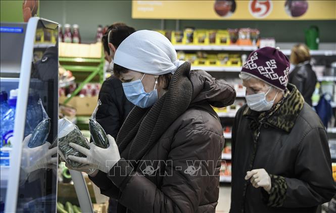 Người dân đeo khẩu trang phòng dịch COVID-19 khi mua sắm tại một siêu thị ở Moskva, Nga ngày 13/5