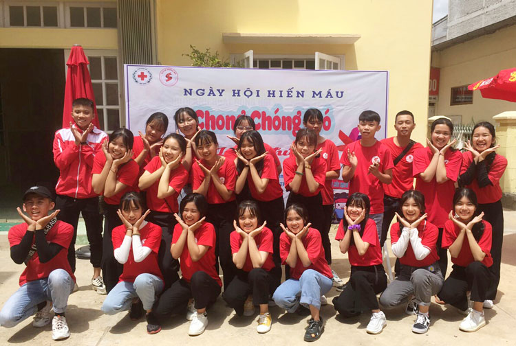 Các tình nguyện viên khởi động chương trình Hành trình đỏ - Kết nối dòng máu Việt tỉnh Lâm Đồng năm 2020