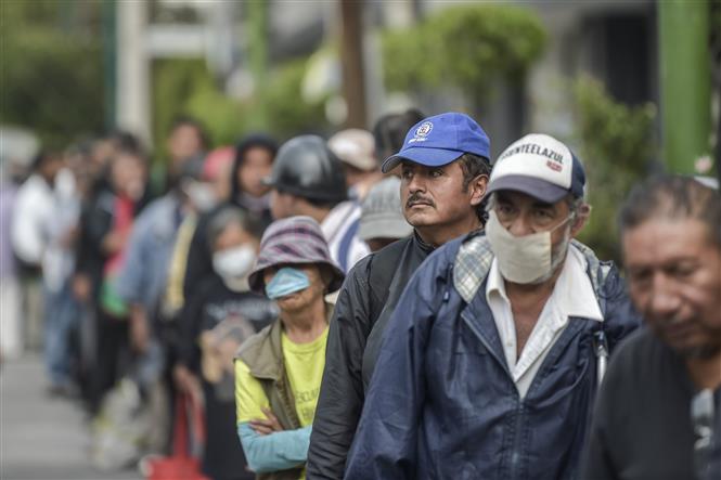  Người vô gia cư xếp hàng chờ nhận lương thực cứu trợ bên ngoài một bệnh viện ở Mexico City, Mexico ngày 9/5/2020
