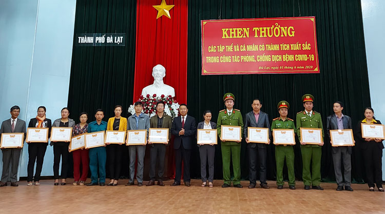 Các tập thể được Chủ tịch UBND thành phố Đà Lạt khen thưởng vì có thành tích xuất sắc trong công tác phòng chống dịch Covid-19