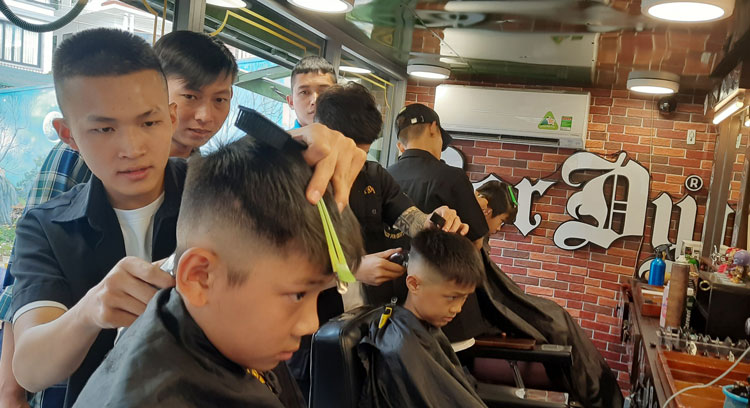 Tuần lễ hớt tóc từ thiện miễn phí cho học sinh khó khăn, trẻ em nghèo Đà Lạt