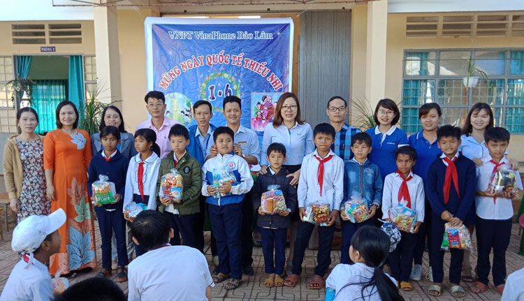 Mobiphone Bảo Lâm tặng quà cho các em học sinh nghèo trường Tiểu học BĐạ