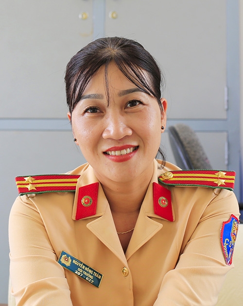 Trung tá Nguyễn Hồng Trâm nữ Đội trưởng Đội CSGT Công an huyện Di Linh