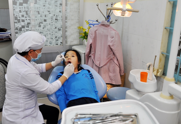 Kiểm tra răng cho học sinh tại Trường Tiểu học Đoàn Thị Điểm - Đà Lạt