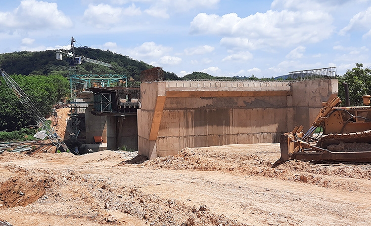 Cầu kiên cố nối đường nhựa 721 từ Phước Cát 2 sang tỉnh Bình Phước đang thi công