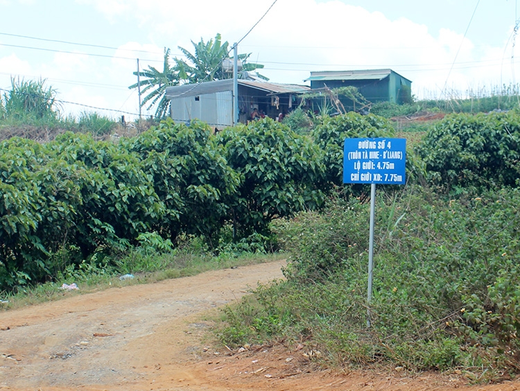 Một số đoạn đường thôn ở xã Tà Hine vẫn chưa được thực hiện bê tông xi măng vì khó khăn trong nguồn vốn đối ứng
