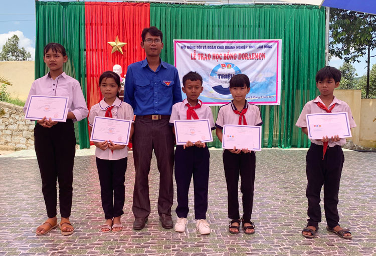 Trao tặng học bổng cho học sinh có hoàn cảnh khó khăn tại huyện Đạ Huoai