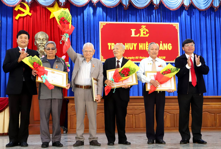 Bảo Lộc: Trao Huy hiệu Đảng cho 15 đảng viên