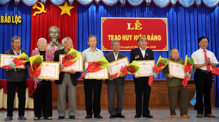 Đồng chí Dương Kim Viên - Phó Bí thư Thường trực Thành ủy Bảo Lộc trao Huy hiệu 55 tuổi Đảng cho các đảng viên