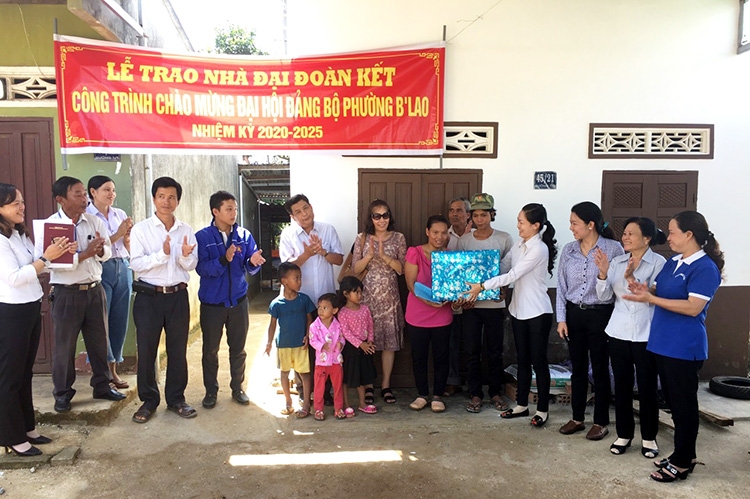 Ủy Ban MTTQ Việt Nam phường B’Lao tổ chức lễ bàn giao nhà Đại đoàn kết cho gia đình ông K’Huyết