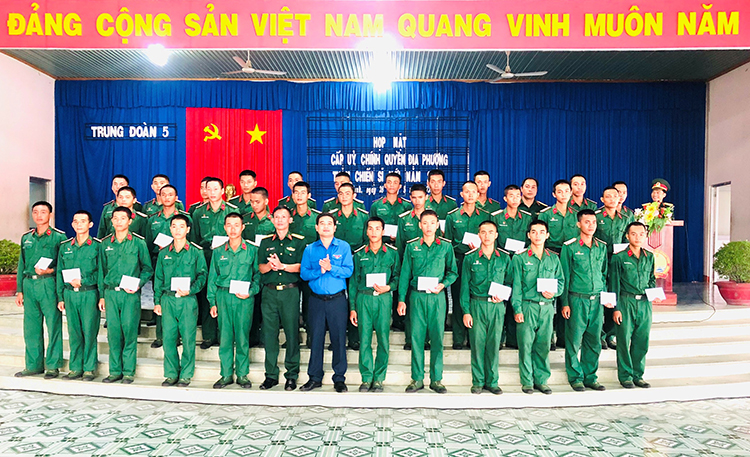 Đoàn công tác Hội đồng Nghĩa vụ Quân sự TP Bảo Lộc tặng quà các chiến sĩ mới đang làm nhiệm vụ tại Sư đoàn Bộ binh 5 đóng tại xã Thái Bình (huyện Châu Thành, Tây Ninh). 