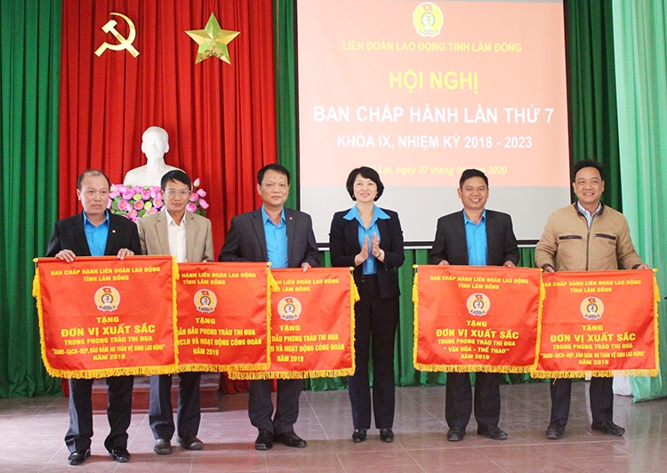 Bà Phạm Thị Phúc - Chủ tịch LĐLĐ tỉnh trao Cờ thi đua cho các đơn vị xuất sắc trong các phong trào thi đua năm 2019
