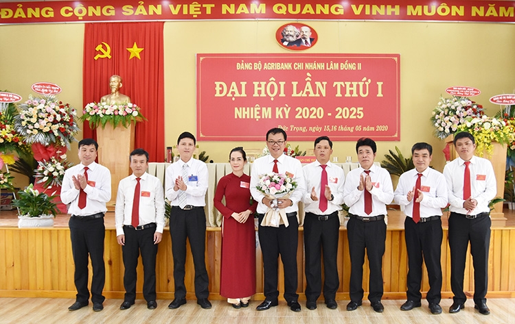 Đồng chí Nguyễn Thái Liêm (giữa) - Phó Giám đốc Agribank Lâm Đồng II đắc cử chức vụ Bí thư Đảng ủy. Ảnh: Quốc Khanh