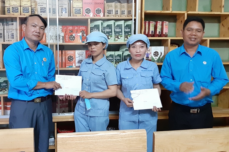 Thường trực LĐLĐ huyện Lâm Hà thăm và tặng quà đoàn viên, người lao động
