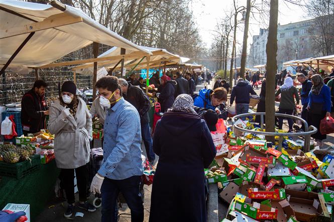 Người dân mua sắm tại một khu chợ ở Berlin, Đức ngày 28/3/2020