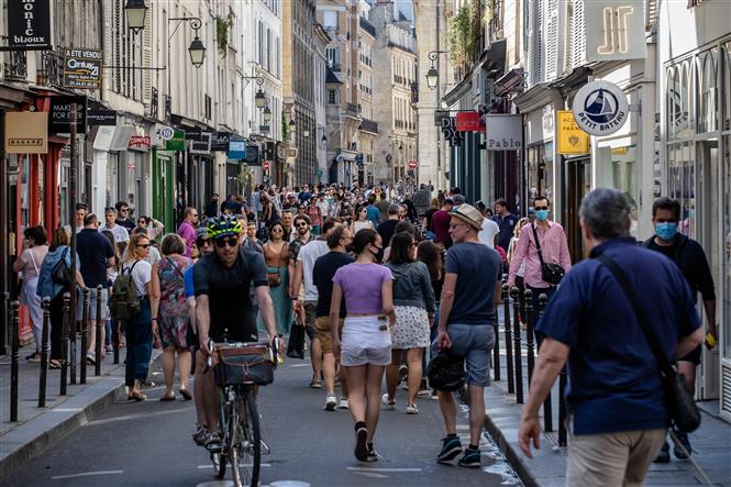  Người dân đi bộ trên phố ở Paris, Pháp ngày 31/5/2020