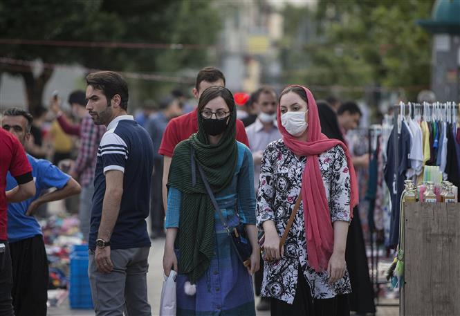 Người dân đeo khẩu trang phòng lây nhiễm COVID-19 tại Tehran, Iran ngày 30/5/2020