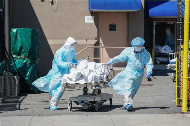 Nhân viên y tế chuyển bệnh nhân COVID-19 tới bệnh viện ở Brooklyn, New York, Mỹ ngày 6/4/2020