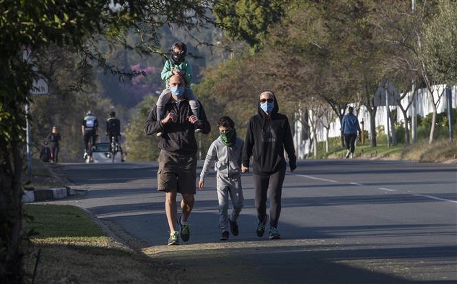  Người dân đeo khẩu trang phòng lây nhiễm COVID-19 tại Johannesburg, Nam Phi ngày 22/5/2020