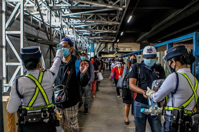  Kiểm tra thân nhiệt cho hành khách lên tàu hỏa tại Manila, Philippines ngày 1/6/2020
