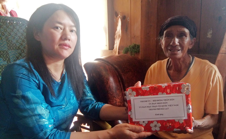 Bà Trần Thị Vũ Loan - Phó Chủ tịch UBND TP Đà Lạt tặng quà cho cụ bà Liêng Hót Pút
