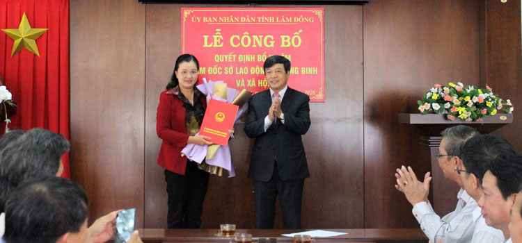 Đồng chí Đoàn Văn Việt – Phó Bí thư Tỉnh ủy, Chủ tịch UBND tỉnh Lâm Đồng trao quyết định và tặng hoa chúc mừng đồng chí Lê Thị Thêu