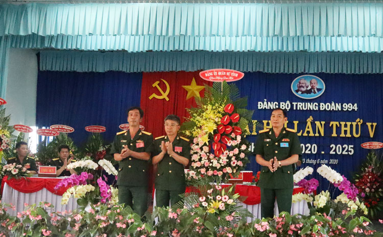 Đại tá Vi Thanh Minh - Ủy viên Ban Thường vụ Đảng ủy Quân sự tỉnh, Phó Chỉ huy trưởng, tham mưu trưởng, Bộ chỉ huy Quân sự tỉnh tặng hoa chúc mừng Đại hội