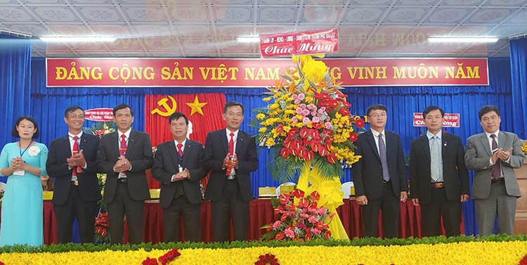Phó Bí thư Thường trực Thành ủy Đà Lạt Đặng Quang Tú tặng hoa chúc mừng Đại hội