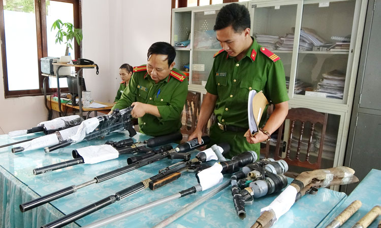 Cán bộ Công an huyện Lâm Hà kiểm tra số vũ khí thu hồi được trong đợt cao điểm