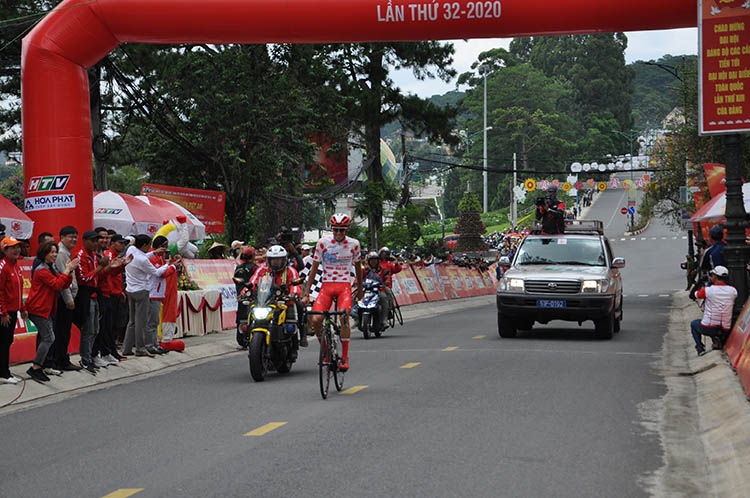 Tay đua Javier Perez cán đích đầu tiên tại thành phố Đà Lạt 
