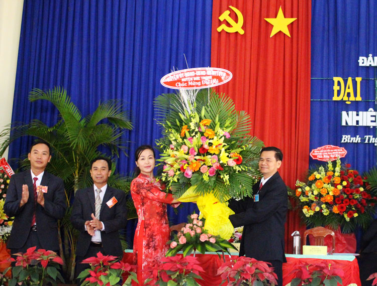 Đồng chí Nguyễn Quang Minh - Chủ tịch HĐND huyện, tặng hoa chúc mừng Đại hội