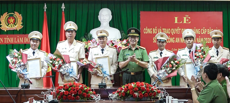 Đại tá Lê Vinh Quy - Giám đốc Công an tỉnh trao quyết định thăng cấp bậc hàm cho các sỹ quan