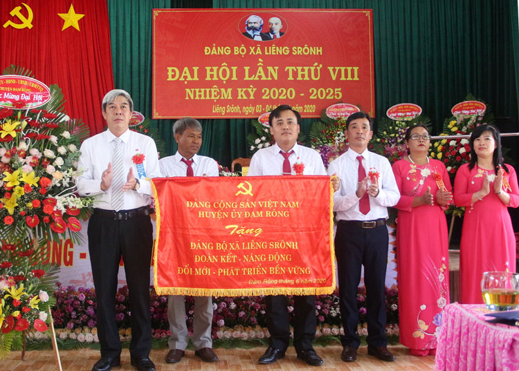 Lãnh đạo Huyện Đam Rông tặng hoa chúc mừng Đại hội