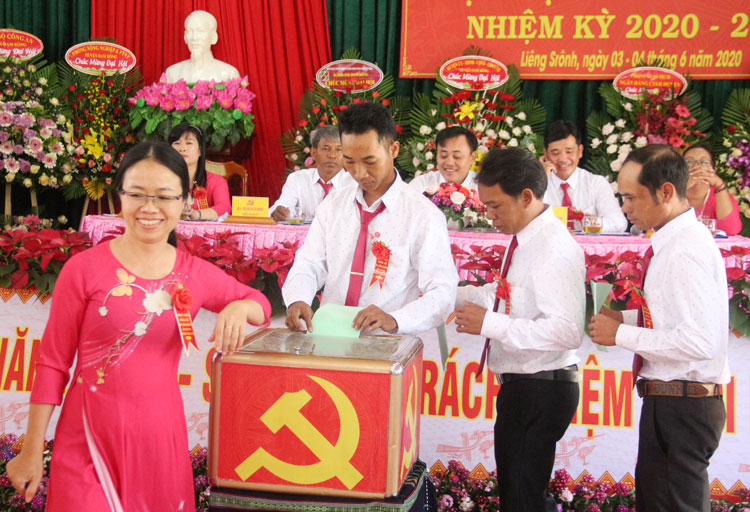 Các đại biểu tiến hành bỏ phiếu bầu trực tiếp Bí thư Đảng ủy xã