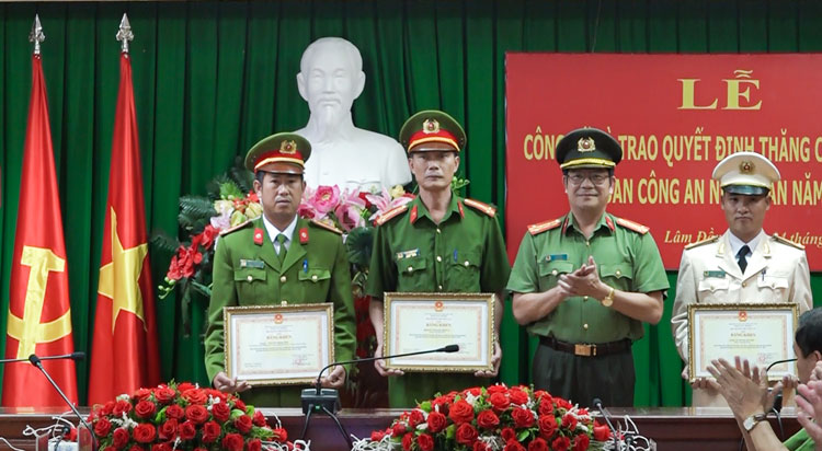 Đại Tá Lê Vinh Quy – Giám đốc Công an tỉnh trao bằng khen cho tập thể, cá nhân có thành tích xuất sắc trong đợt cao điểm tấn công trấn áp tội phạm