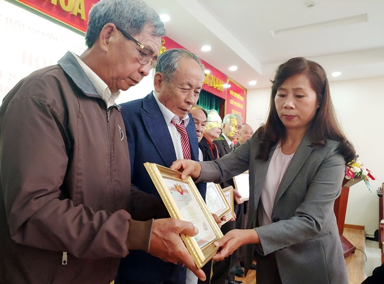 Bà Nguyễn Thị Lệ trao giấy khen biểu dương cán bộ Hội NCT tiêu biểu