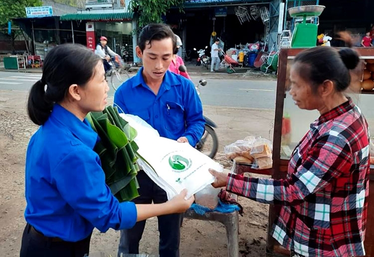 Tuổi trẻ huyện Cát Tiên phát tặng túi nilon thân thiện với môi trường cho người dân đến mua sắm tại chợ Gia Viễn