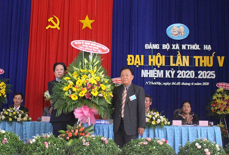 Đồng chí Lê Hồng Khánh – Phó Bí thư Thường trực Huyện ủy, tặng hoa chức mừng Đại hội