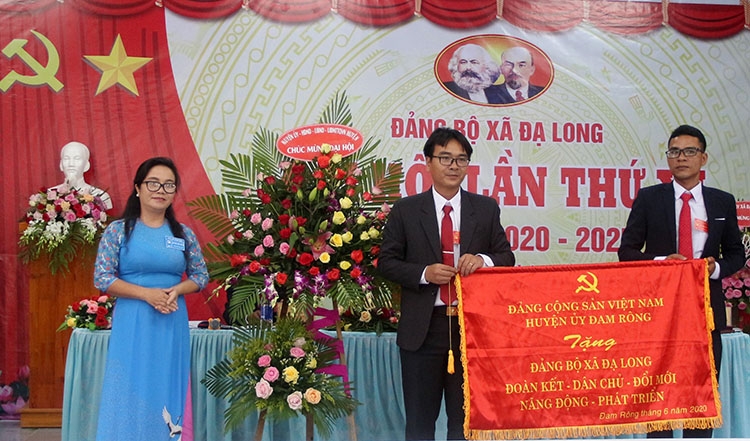 Lãnh đạo huyện Đam Rông tặng hoa chúc mừng Đại hội