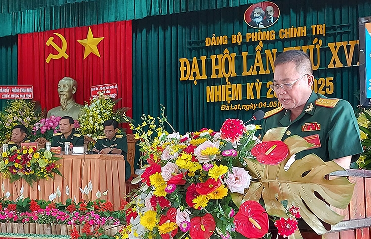Đại tá Trần Văn Khương - Phó Bí thư Thường trực Đảng ủy, Chính ủy Bộ Chỉ huy Quân sự phát biểu chỉ đạo tại Đại hội
