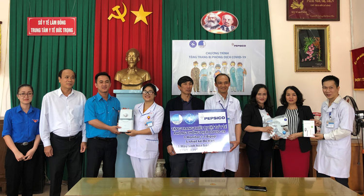 Lãnh đạo UBND huyện và Trung tâm Y tế huyện Đức Trọng nhận thiết bị y tế do đơn vị tài trợ trao tặng