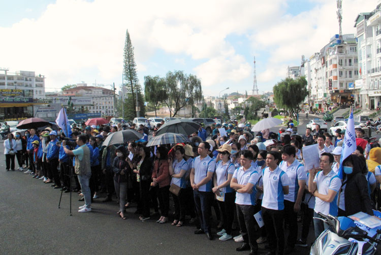 Hơn 200 người thuộc ngành BHXH Lâm Đồng và Tổ trưởng tổ dân phố, đại lý thu tại các phường, xã TP Đà Lạt tham dự lễ ra quân