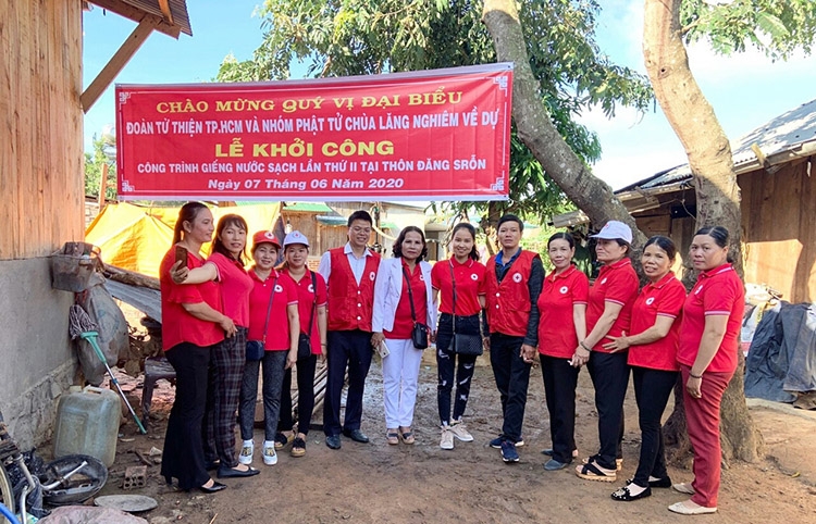 ội CTĐ địa phương phối hợp với nhà tài trợ từ TP Hồ Chí Minh làm lễ khởi công công trình giếng nước sinh hoạt trị giá 39 triệu đồng tại thôn Đăng Srôn (xã Ninh Gia)