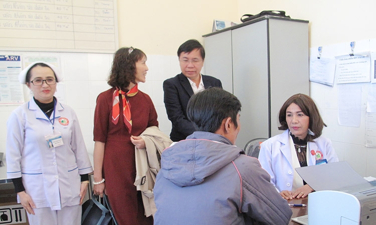 Bệnh nhân nhiễm HIV/AIDS ở Lâm Đồng được tiếp cận các dịch vụ chăm sóc y tế từ dự án “Dự phòng, chăm sóc và điều trị HIV/AIDS” do Quỹ chăm sóc sức khỏe AIDS Hoa Kỳ (AHF) tài trợ. Trong ảnh: Phòng khám điều trị ngoại trú ARV tại Bệnh viện Đa khoa Lâm Đồng.