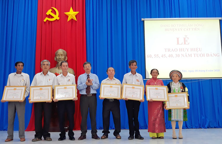Bí thư Huyện ủy, Chủ tịch HĐND huyện Cát Tiên Ngô Xuân Hiển trao Huy hiệu cho các đảng viên