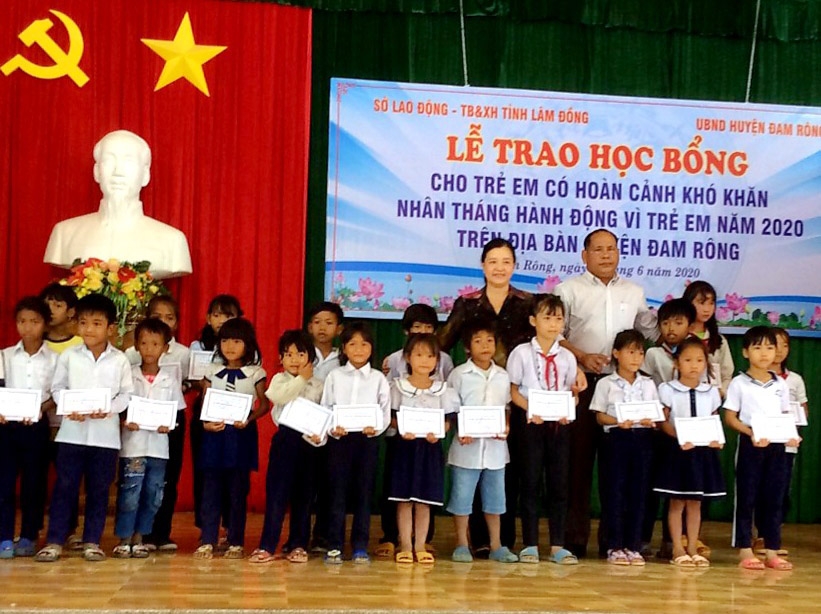 Bà Lê Thị Thêu - Giám đốc Sở Lao động - Thương binh và Xã hội trao học bổng cho các em học sinh nghèo vượt khó của huyện Đam Rông nhân Tháng Hành động vì trẻ em năm 2020.