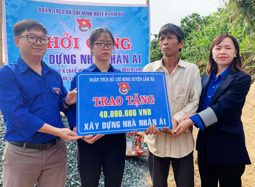 Huyện Đoàn Lâm Hà trao tiền xây dựng nhà nhân ái cho gia đình học sinh Trần Thị Hiền