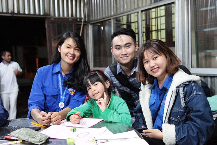 Sinh viên tình nguyện Trường Đại học Đà Lạt giúp đỡ trẻ em nghèo vươn lên trong học tập. 