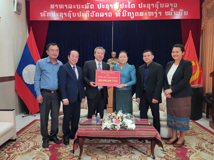 Đoàn công tác của tỉnh Lâm Đồng tặng 400 triệu đồng giúp Lào phòng, chống dịch Covid-19